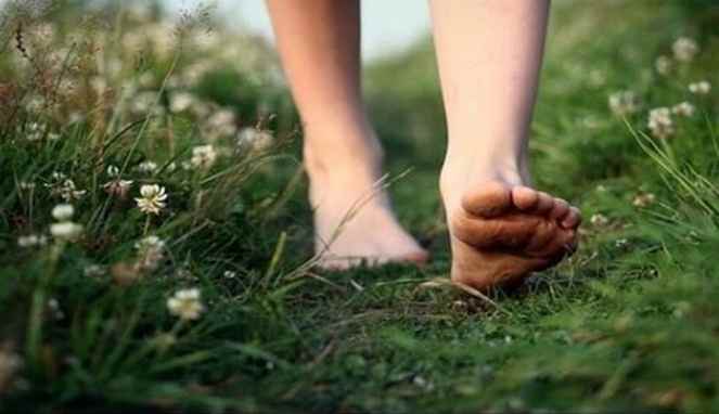 Yuk lakukan Earthing dan rasakan 5 manfaatnya buat tubuhmu