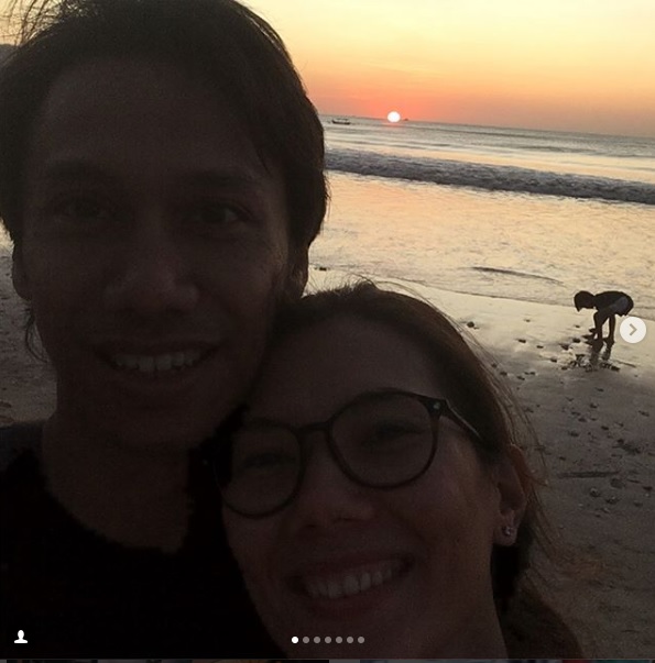Rayakan ultah pernikahan ke-9, ini momen manis Eross So7 dengan istri