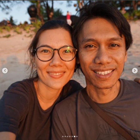 Rayakan ultah pernikahan ke-9, ini momen manis Eross So7 dengan istri