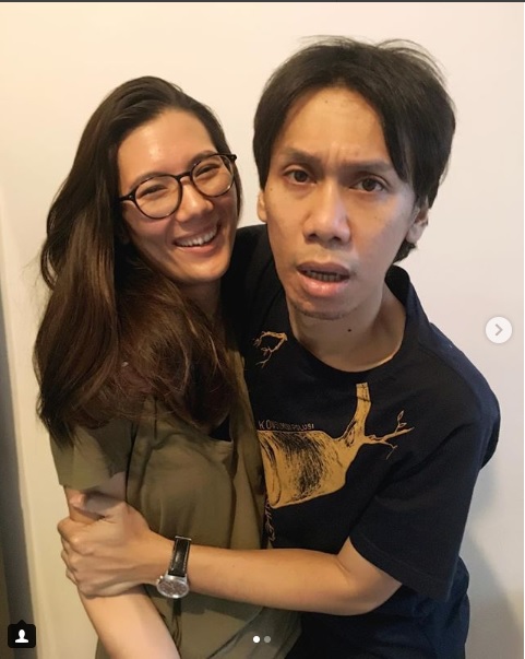 Rayakan ultah pernikahan ke-9, ini momen manis Eross So7 dengan istri