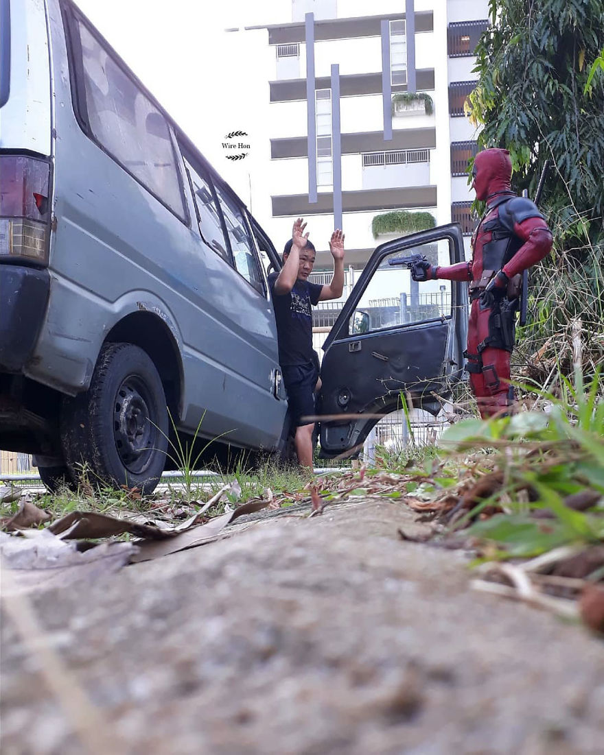 Pria ini berfoto dengan beberapa superhero, hasilnya bikin nyengir