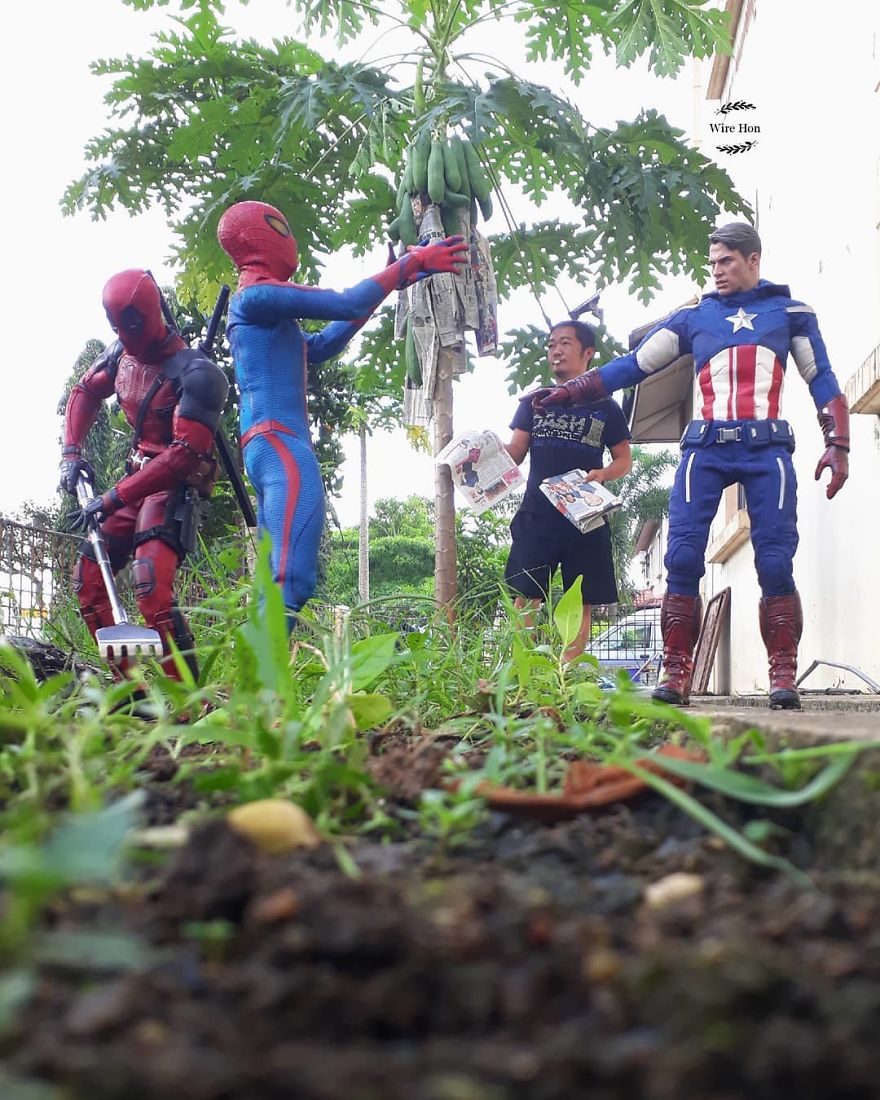 Pria ini berfoto dengan beberapa superhero, hasilnya bikin nyengir