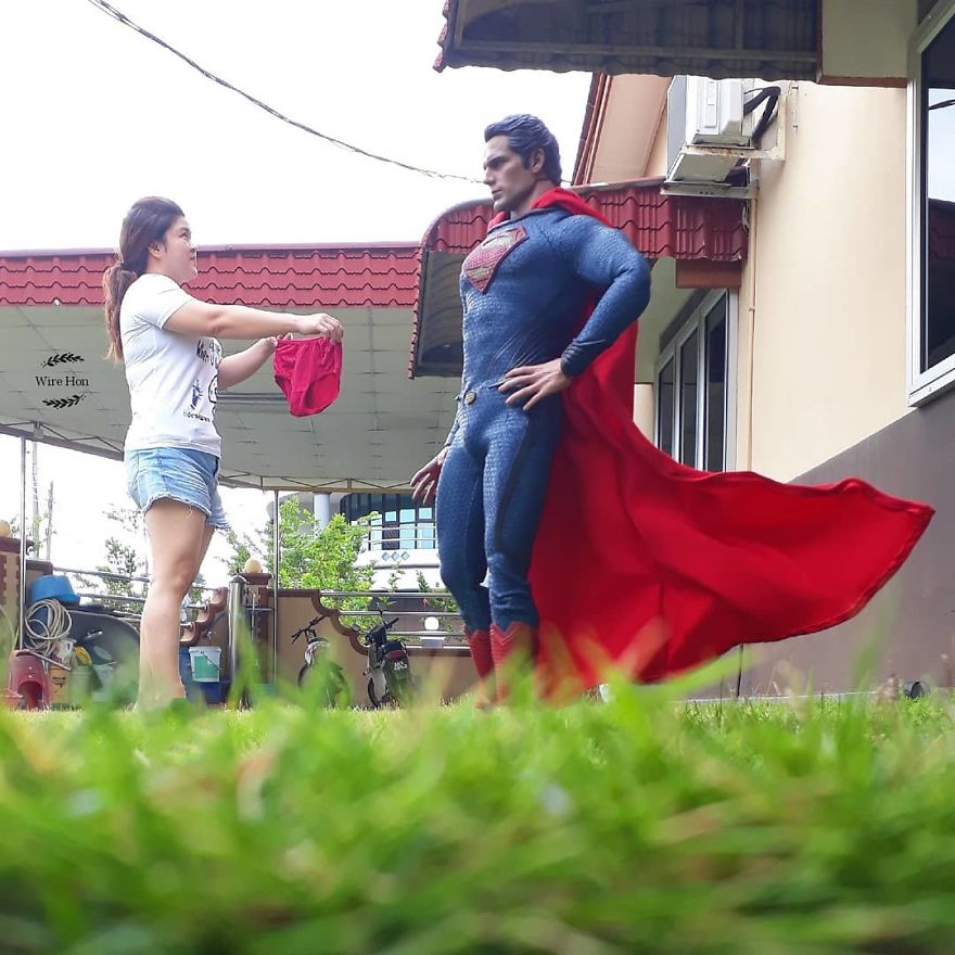 Pria ini berfoto dengan beberapa superhero, hasilnya bikin nyengir