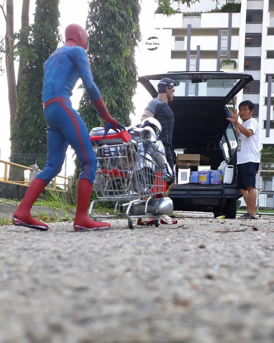 Pria ini berfoto dengan beberapa superhero, hasilnya bikin nyengir