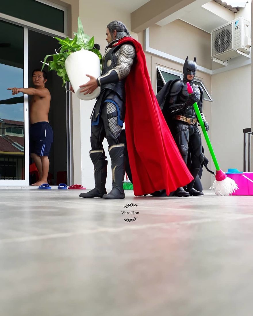 Pria ini berfoto dengan beberapa superhero, hasilnya bikin nyengir