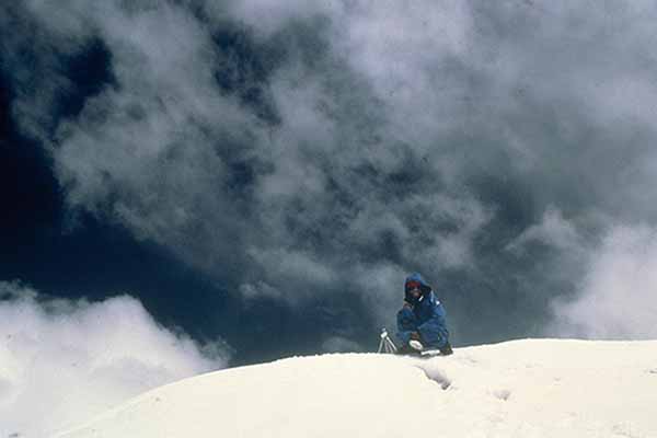 Pria ini taklukkan Everest sendirian dan lintasi Antartika dengan ski