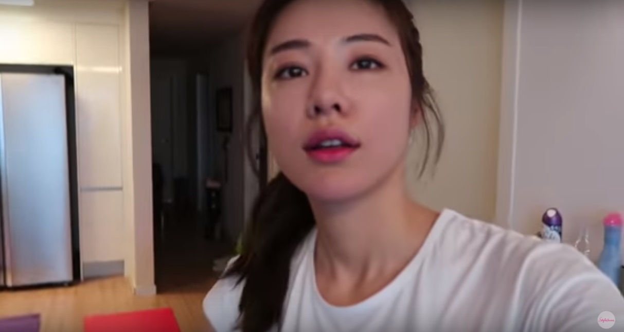 Youtuber cantik asal Seoul berbagi pengalamannya membentuk abs dalam dua minggu
