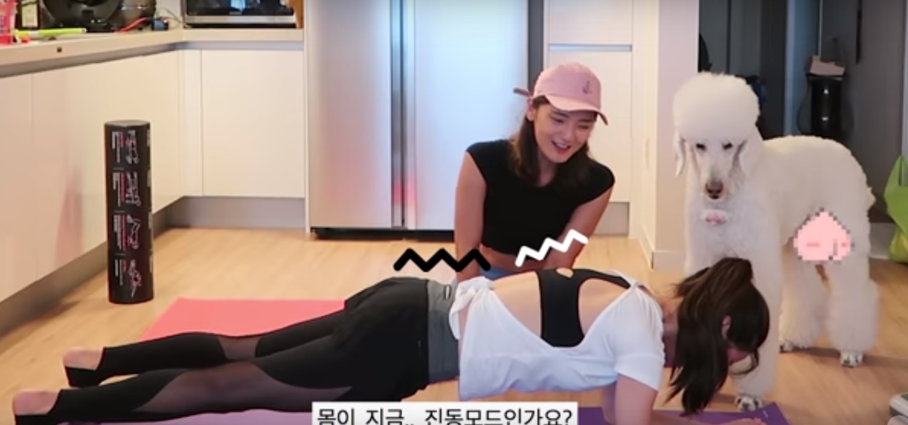 Yuri sedang melakukan plank, didampingi temannya