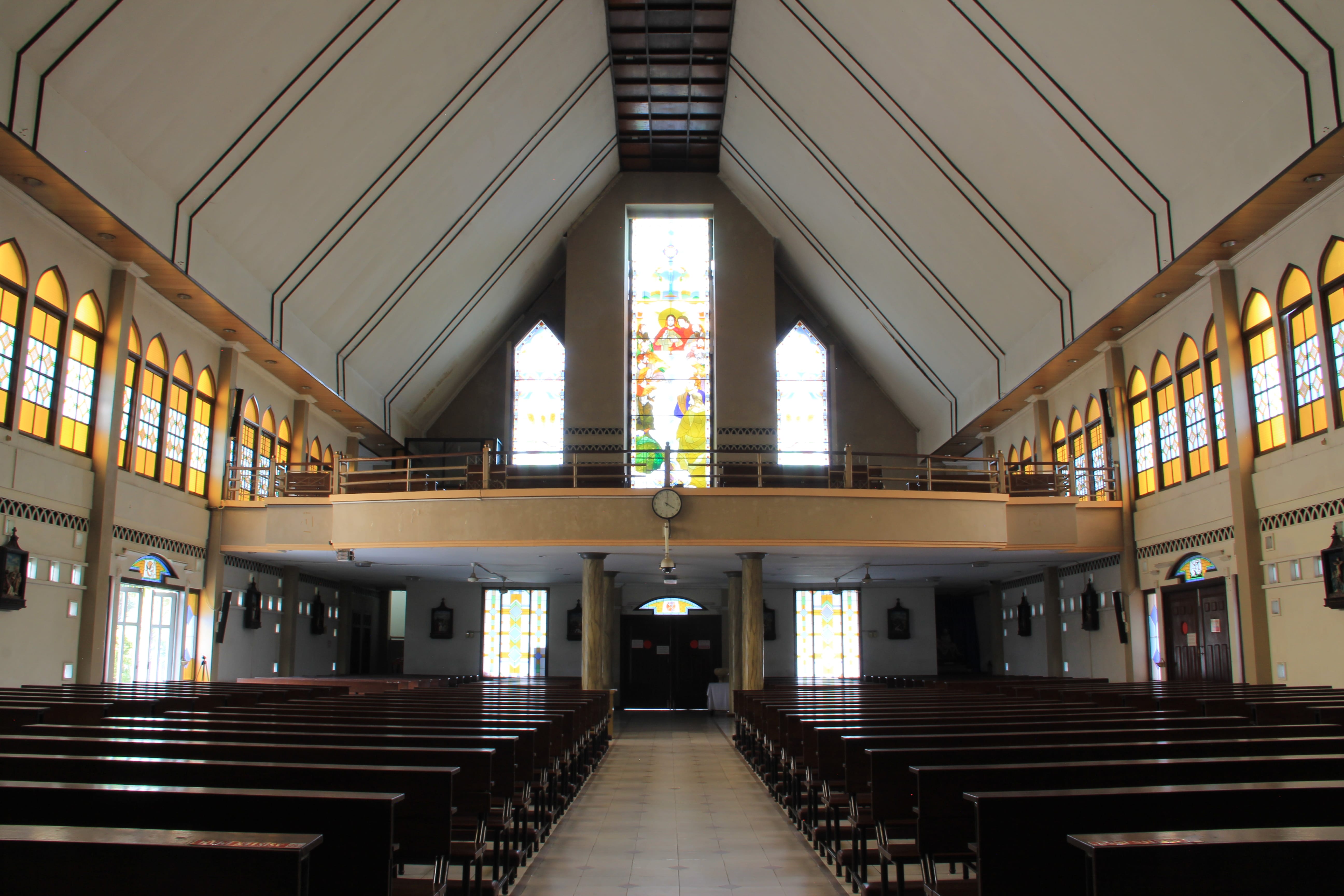 Kecantikan interior bangunan Gereja Sakramen Maha Kudus yang memesona