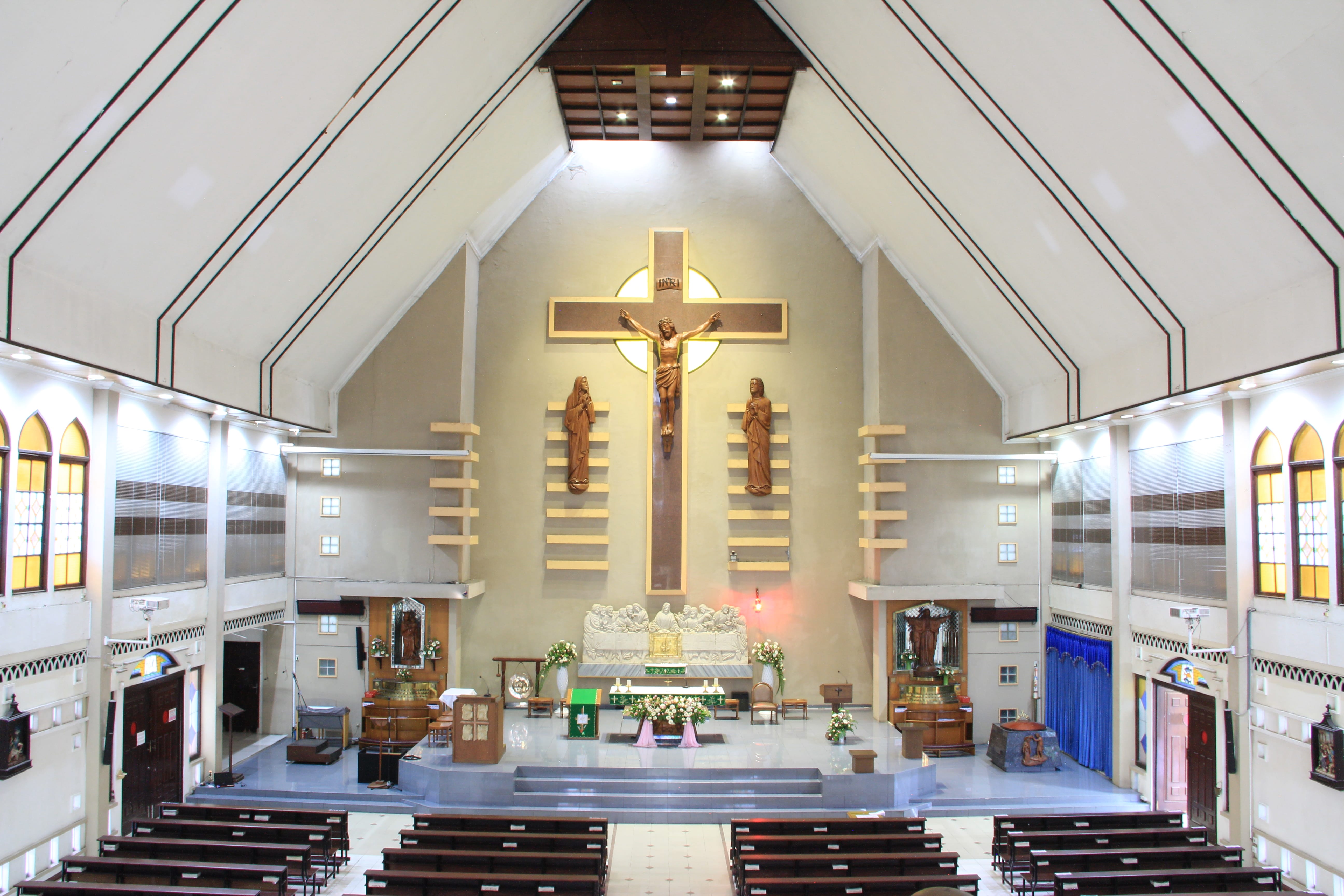 Kecantikan interior bangunan Gereja Sakramen Maha Kudus yang memesona