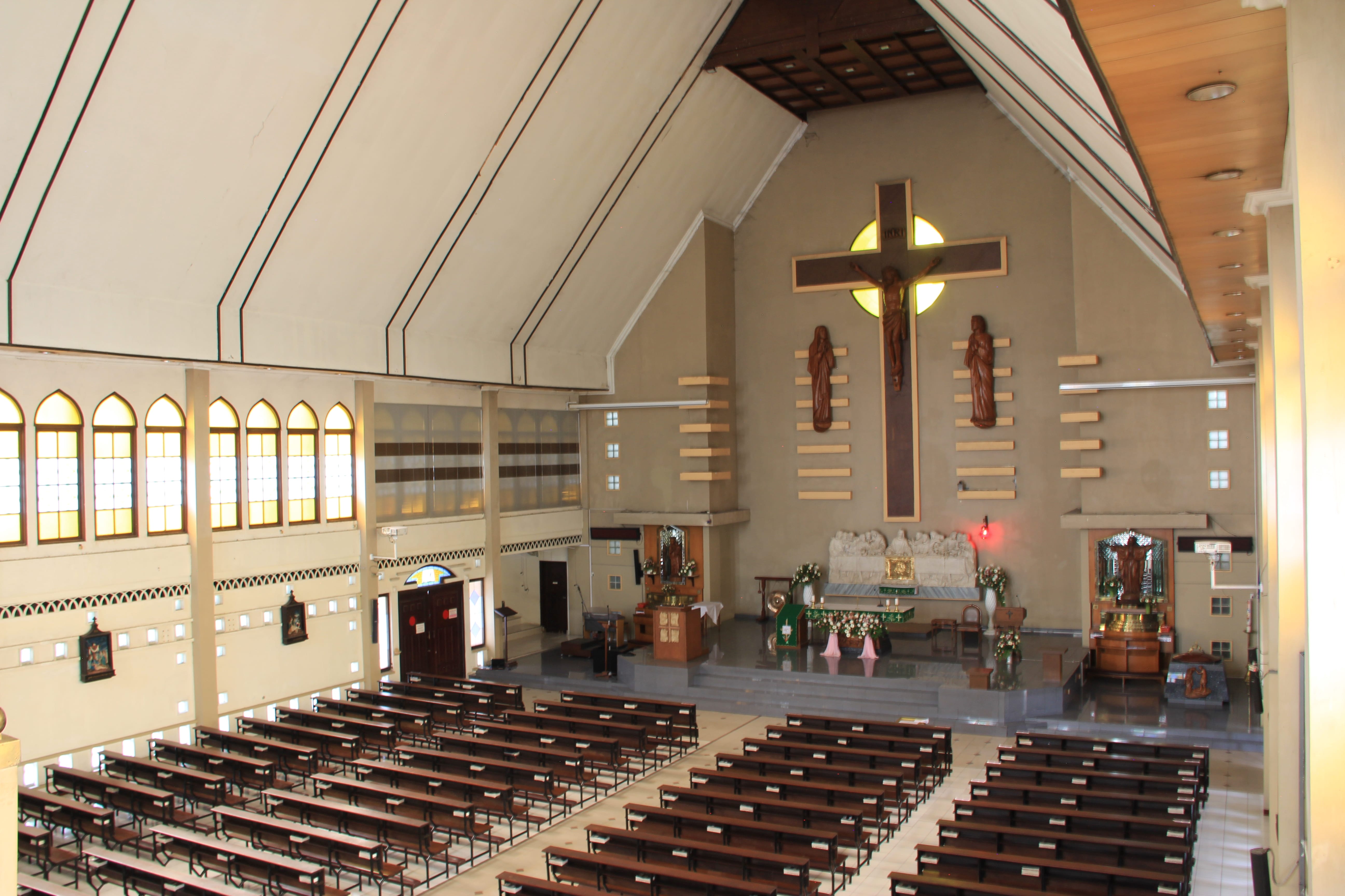 Kecantikan interior bangunan Gereja Sakramen Maha Kudus yang meme