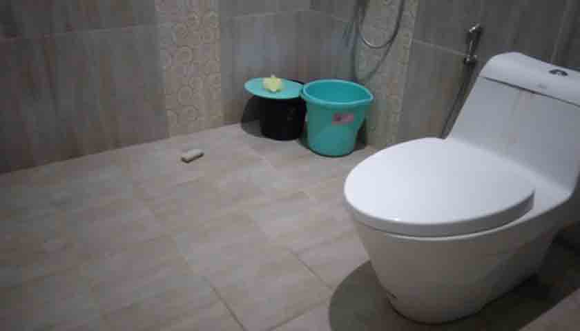 Lantai kamar mandi yang kotor tempat hidup kutu air.