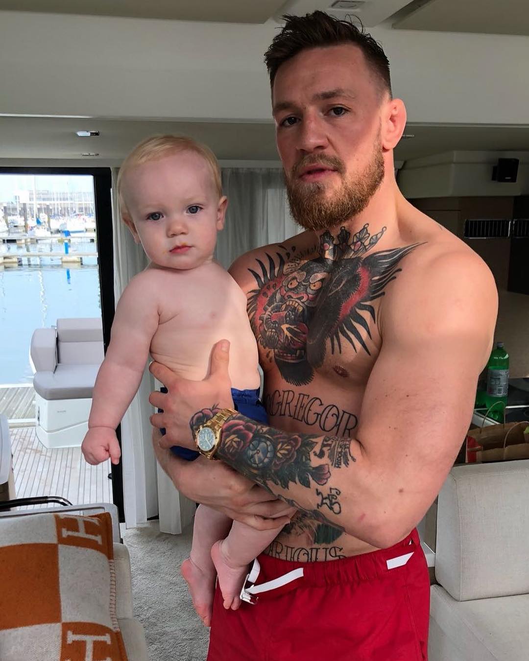 Dikenal bengal, inilah 10 potret kehangatan McGregor bersama putranya