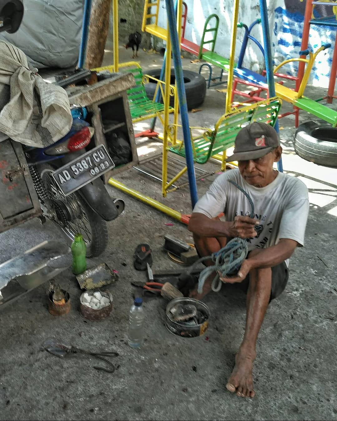 Potret perjuangan masa senja ini bikin terenyuh