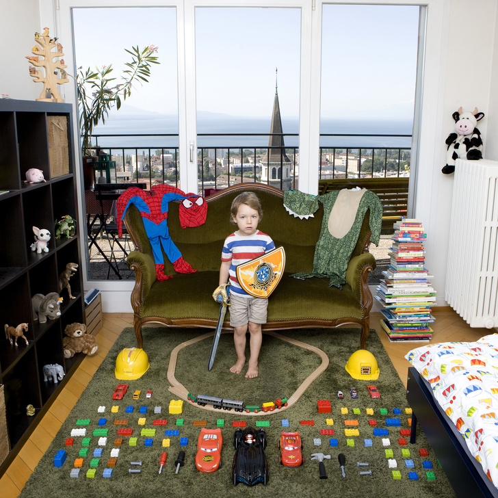Potret anak dari seluruh dunia bersama mainan mereka, gemes abis!