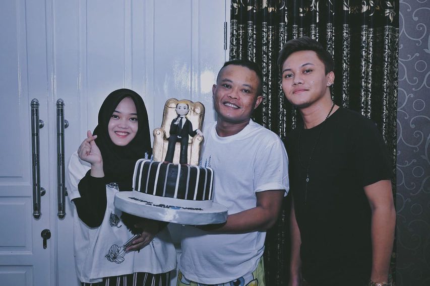 Ultah tanpa pasangan, Sule merayakannya bareng buah hati