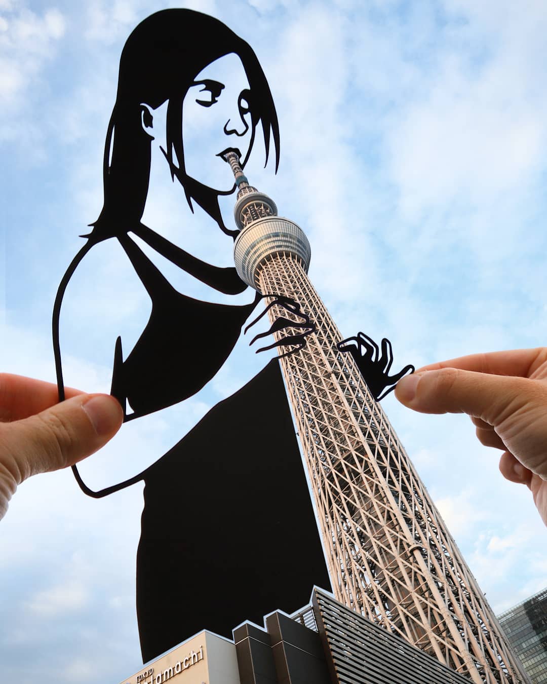 15 Karya paper cut yang menyatu dengan bangunan sekitar, keren abis!
