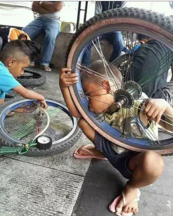 15 Potret kelakuan anak kecil ketika menirukan orang dewasa, gregetan!