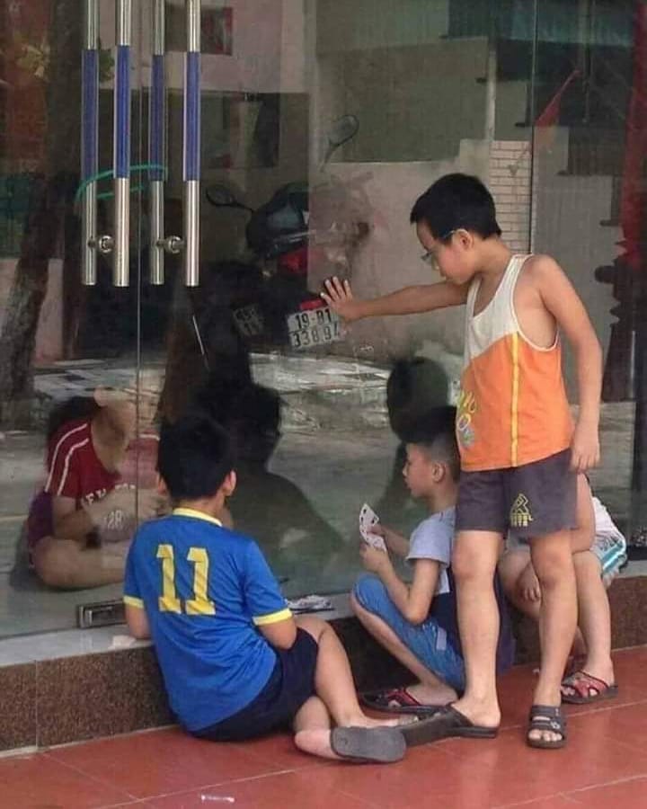 15 Potret kelakuan anak kecil ketika menirukan orang dewasa, gregetan!