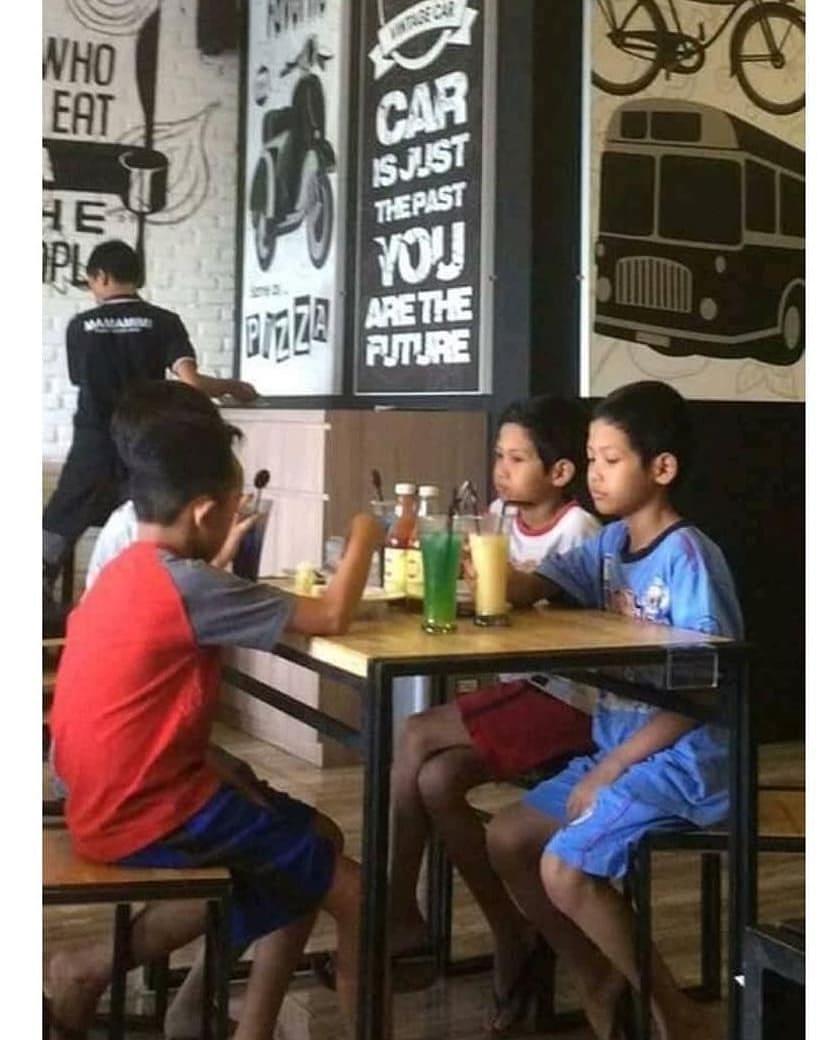 15 Potret kelakuan anak kecil ketika menirukan orang dewasa, gregetan!