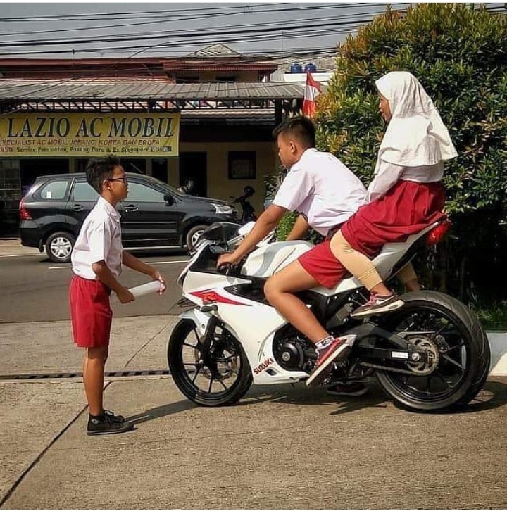 15 Potret kelakuan anak kecil ketika menirukan orang dewasa, gregetan!