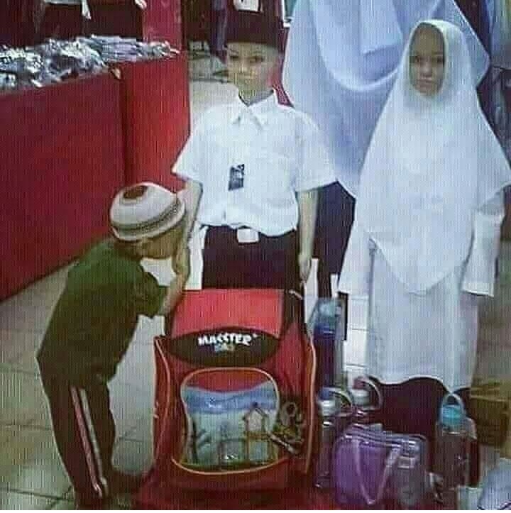 15 Potret kelakuan anak kecil ketika menirukan orang dewasa, gregetan!