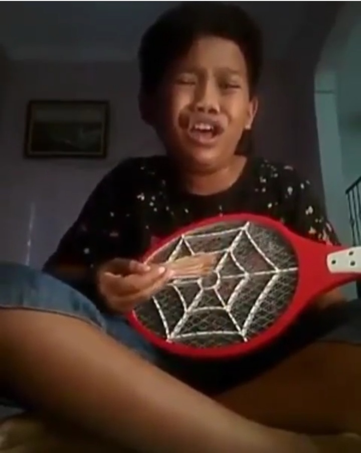 15 Potret kelakuan anak kecil ketika menirukan orang dewasa, gregetan!
