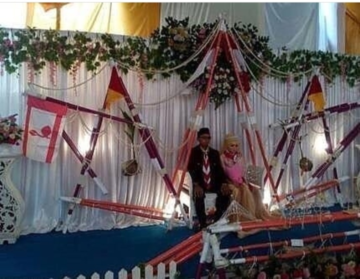 13 Potret keseruan tamu dan pengantin di pelaminan, kocak abis!