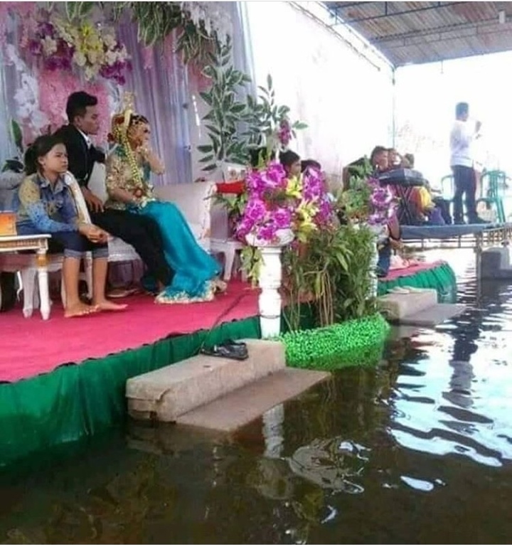 13 Potret keseruan tamu dan pengantin di pelaminan, kocak abis!