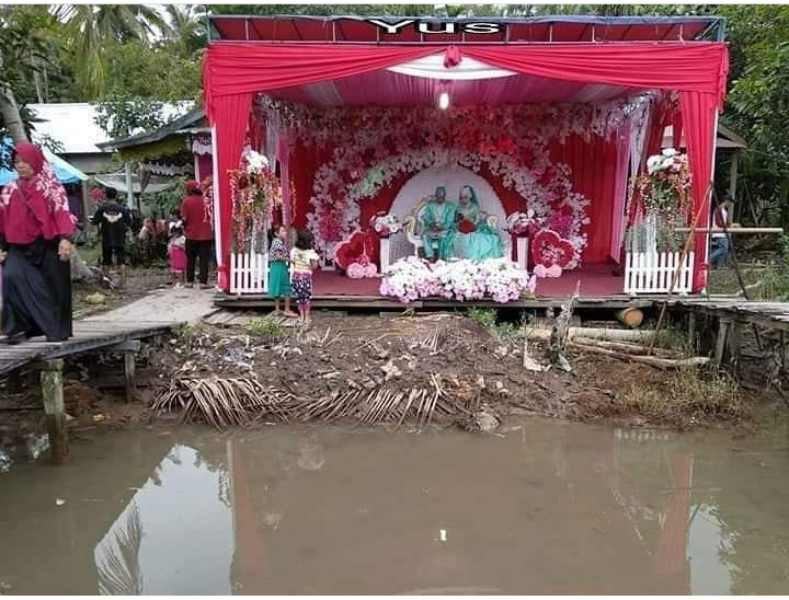 13 Potret keseruan tamu dan pengantin di pelaminan, kocak abis!