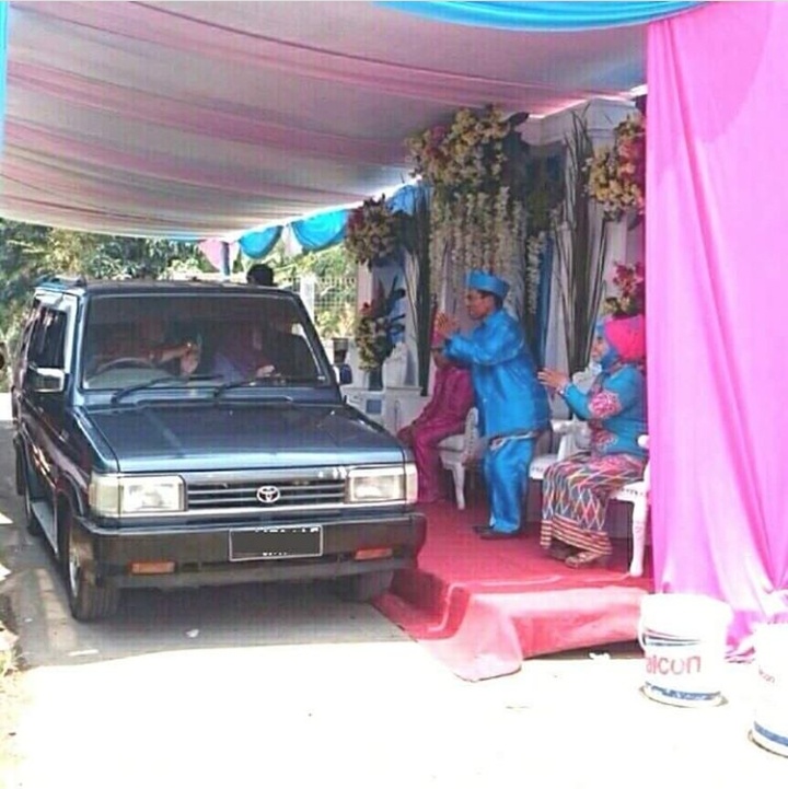 13 Potret keseruan tamu dan pengantin di pelaminan, kocak abis!