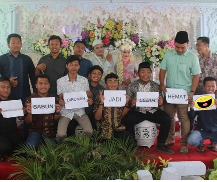 13 Potret keseruan tamu dan pengantin di pelaminan, kocak abis!