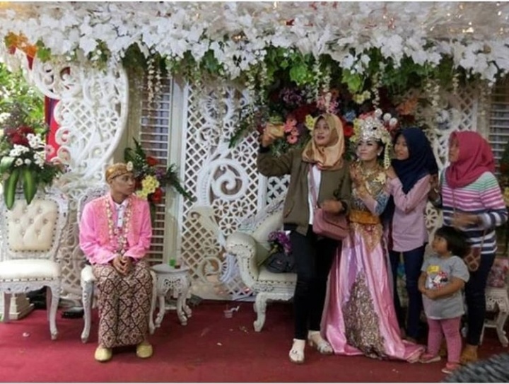13 Potret keseruan tamu dan pengantin di pelaminan, kocak abis!