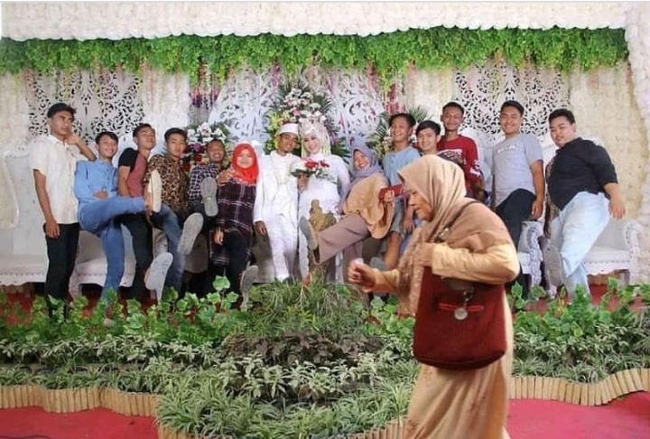 13 Potret keseruan tamu dan pengantin di pelaminan, kocak abis!