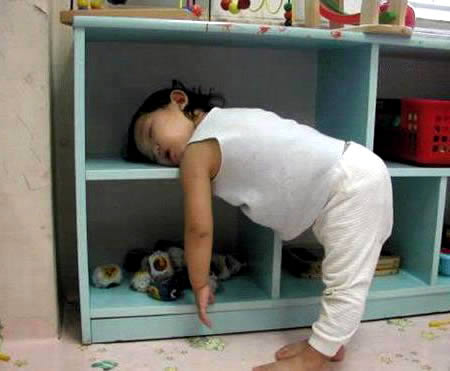 9 Orang ini tidur dengan gaya yang unik, nyeleneh banget
