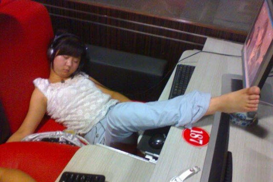 9 Orang ini tidur dengan gaya yang unik, nyeleneh banget