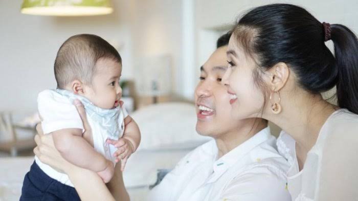 Intip 9 gaya manis keluarga Sandra Dewi yang harmonis abis