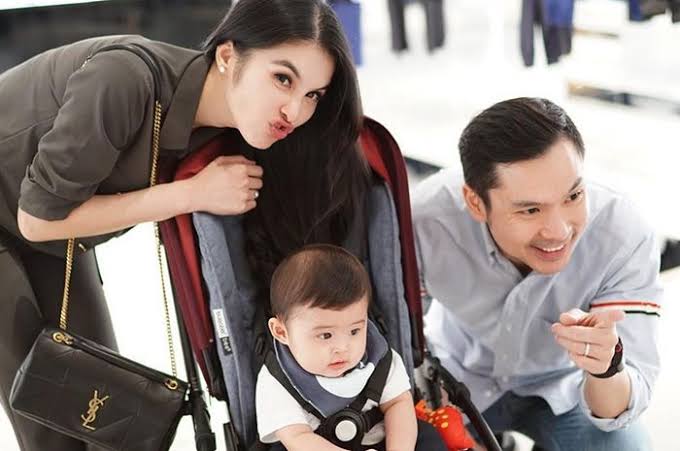 Intip 9 gaya manis keluarga Sandra Dewi yang harmonis abis