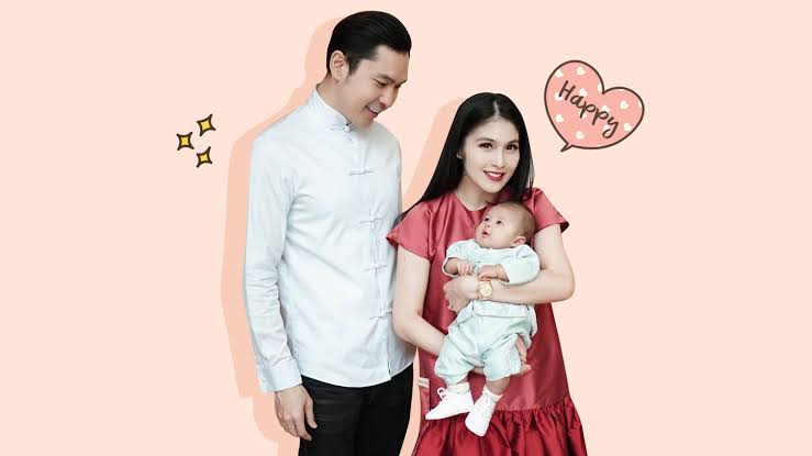 Intip 9 gaya manis keluarga Sandra Dewi yang harmonis abis