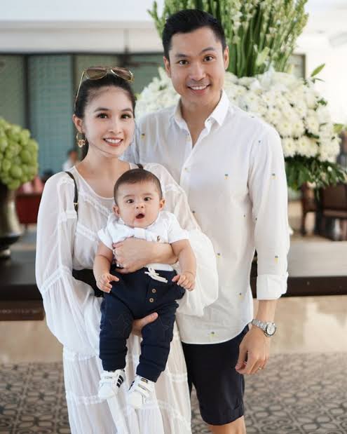 Intip 9 gaya manis keluarga Sandra Dewi yang harmonis abis