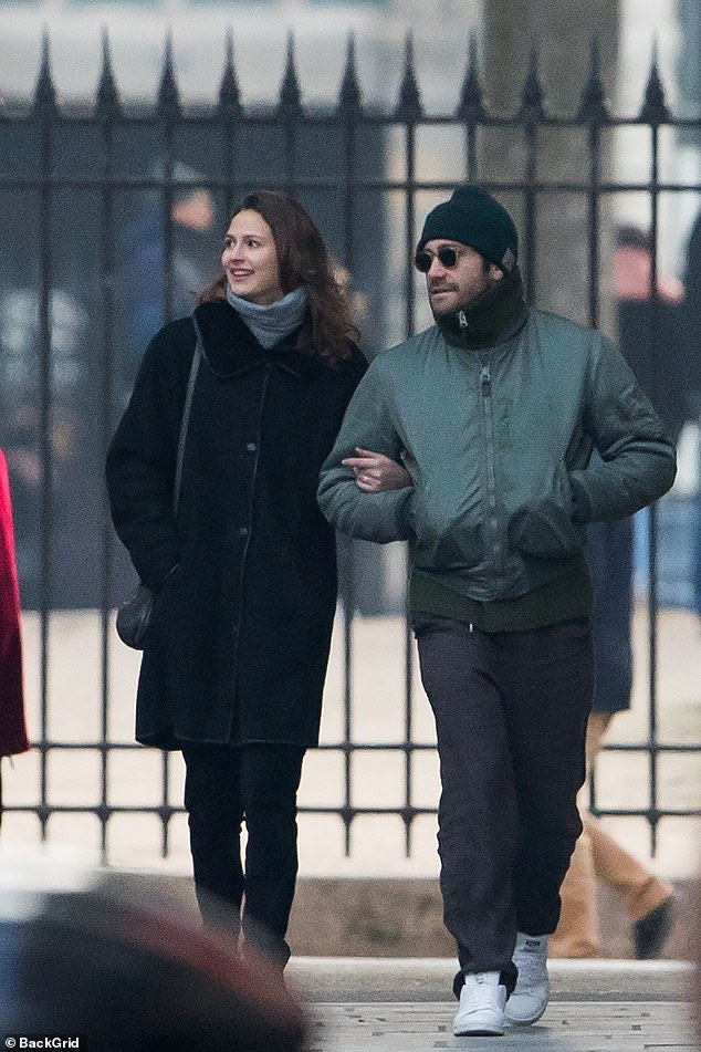 Jake Gyllenhaal bersama Jeane Cadieu yang tengah menikmati liburan musim dingin di Paris, Prancis. Sumber: dailymail.co.uk