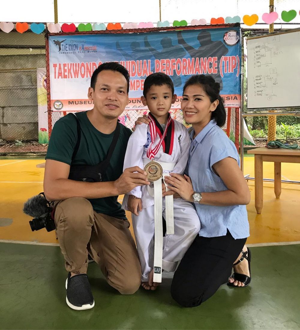 Menemani anaknya menang lomba