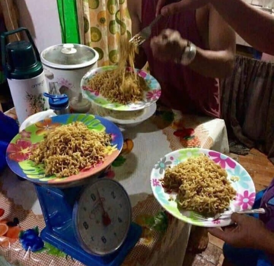 8 Foto absurd menikmati makanan ala orang Indonesia ini bikin ngakak
