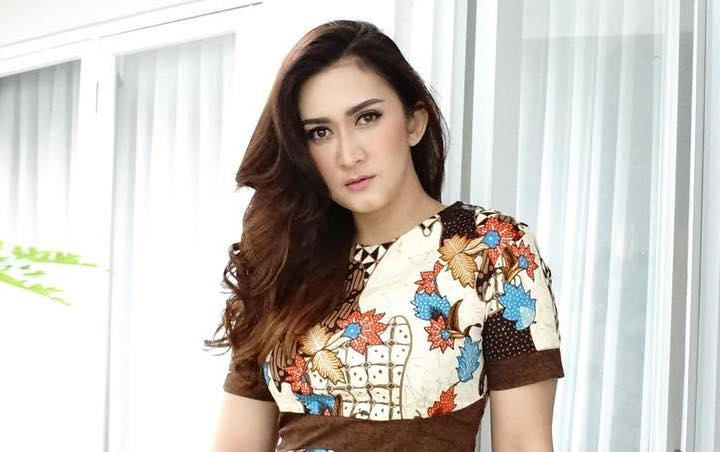 Hampir kepala empat, 13 gaya Nafa Urbach ini makin memesona