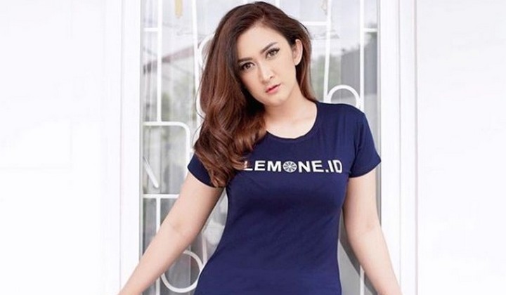 Hampir kepala empat, 13 gaya Nafa Urbach ini makin memesona