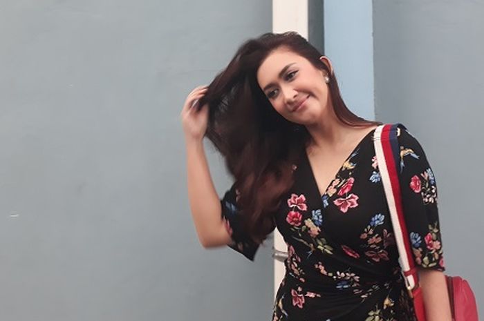 Hampir kepala empat, 13 gaya Nafa Urbach ini makin memesona