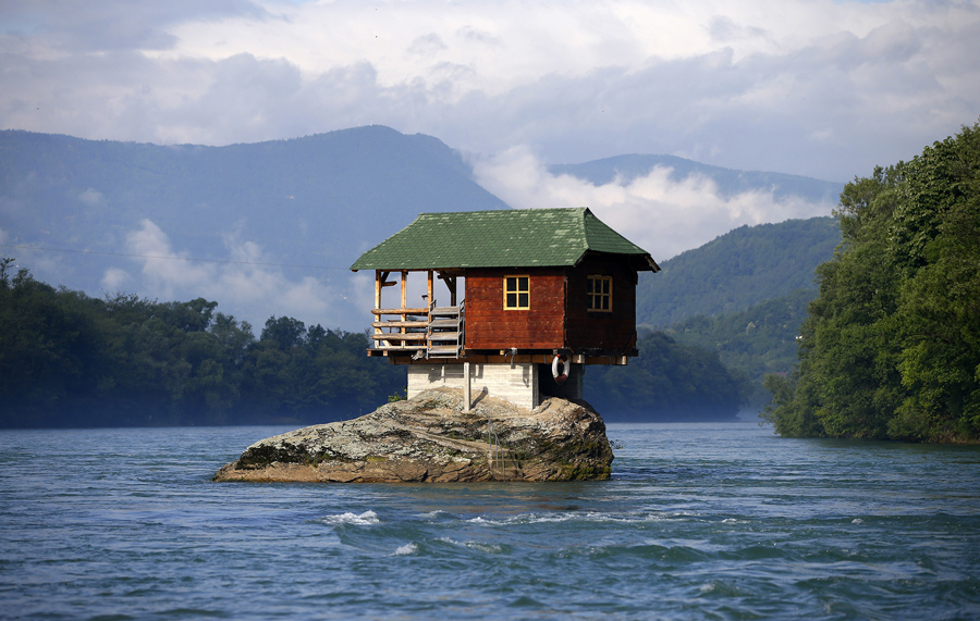 Rumah ditengah sungai
