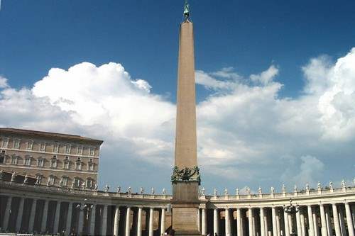 10 Obelisk di berbagai negara ini bikin takjub
