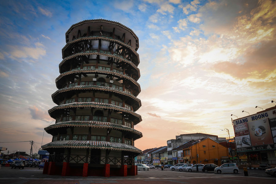 Selain Menara Pisa, ada 10 bangunan miring di dunia & jarang