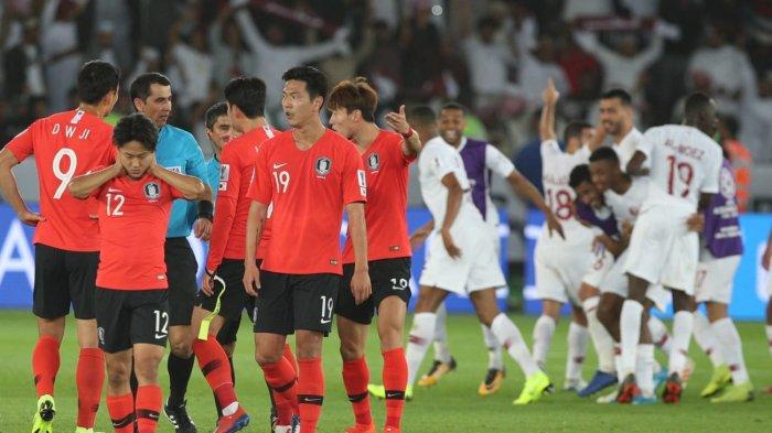 Para pemain Korea Selatan tertunduk lesu setelah dikalahkan Qatar 0-1 pada babak perempat final Piala Asia 2019. © AFC